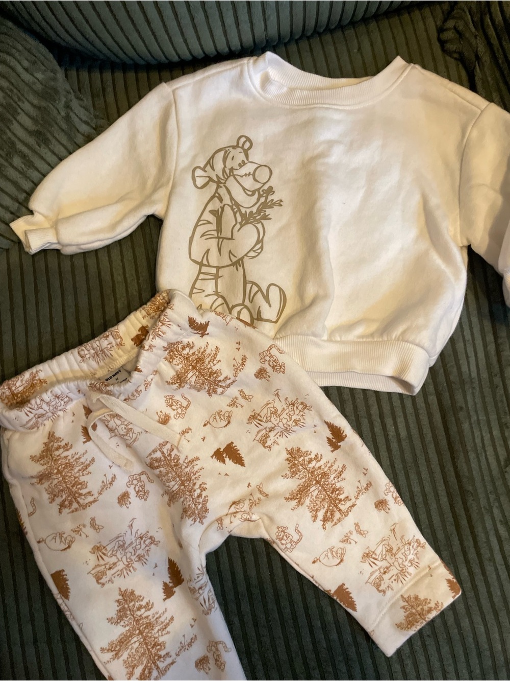 3/$30 Disney Kids Matching Set White and Brown Tigger Sweatshirt & Pants